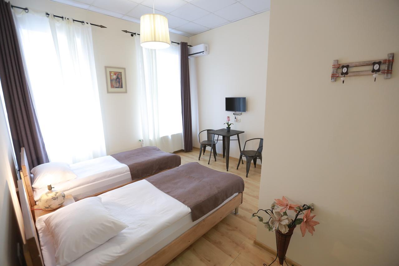 Midtown Hotel & Hostel Tbilisi Bagian luar foto